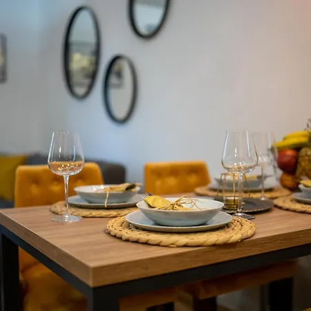 Apartament Crown Leonardo 6 *